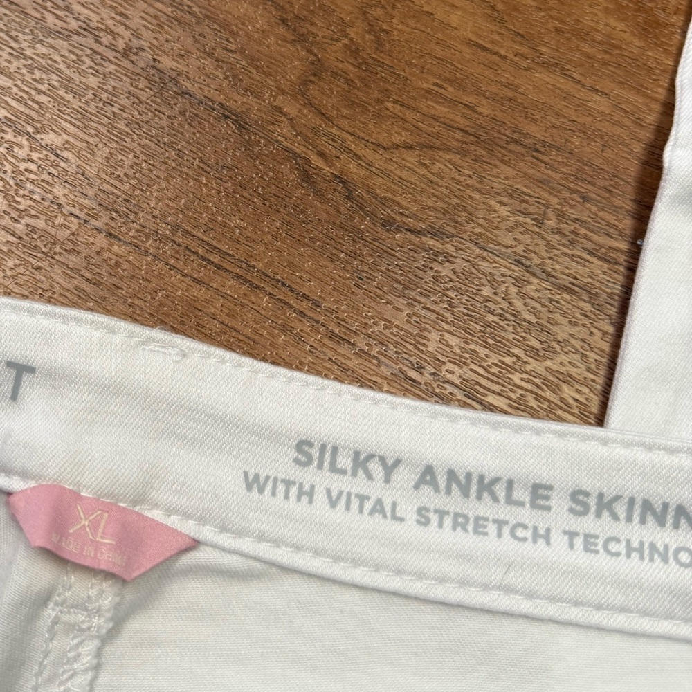 Laurie Felt Women's Crisp White Ankle Jeans - Picture 5 of 6